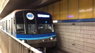 横浜市営地下鉄ブルーライン戸塚駅を入線.発車する列車。