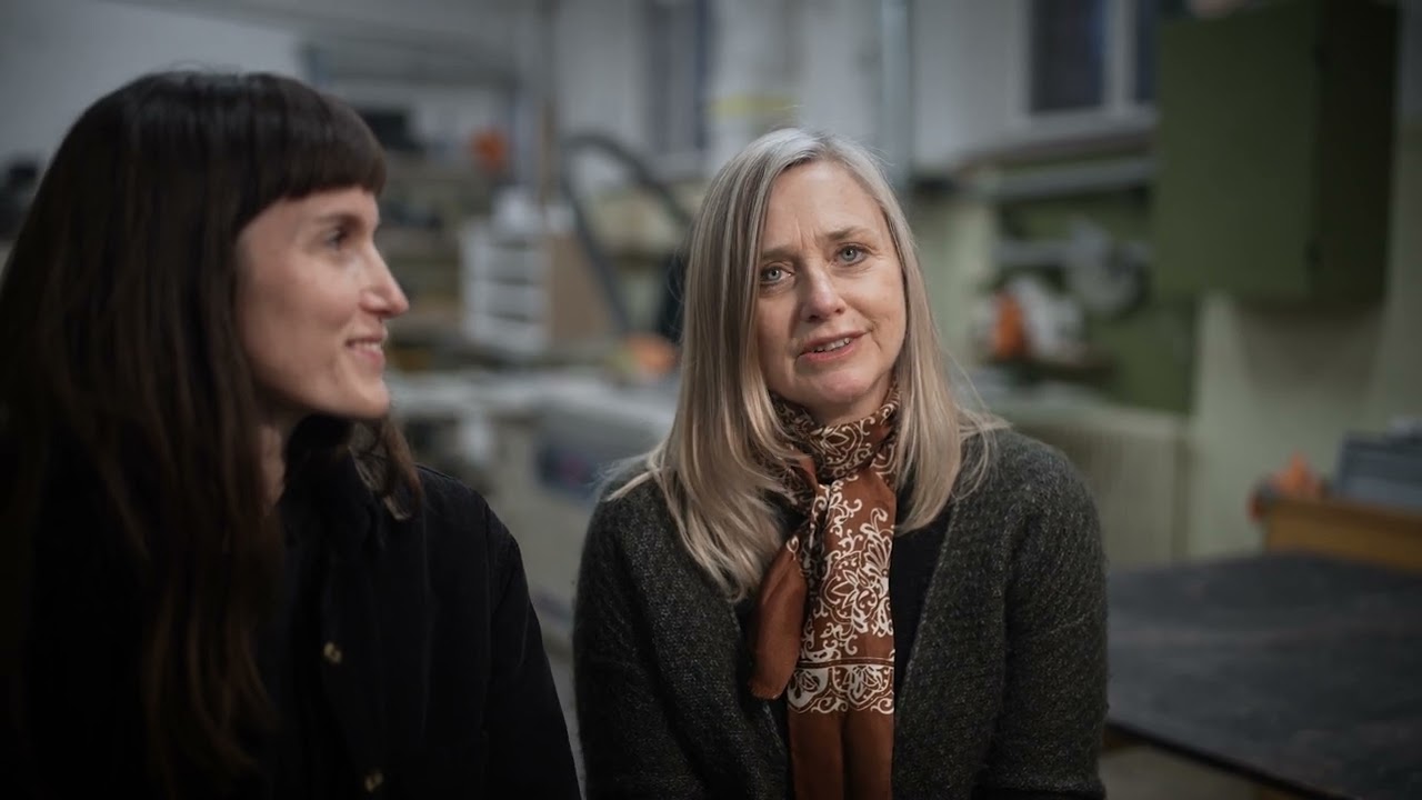 Bag om Bettys søsterværk Occupied