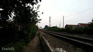 Blusukan Lewat Gang Ketemu Kereta Api Argo Parahyangan Melintas Lewat Contong Cimahi