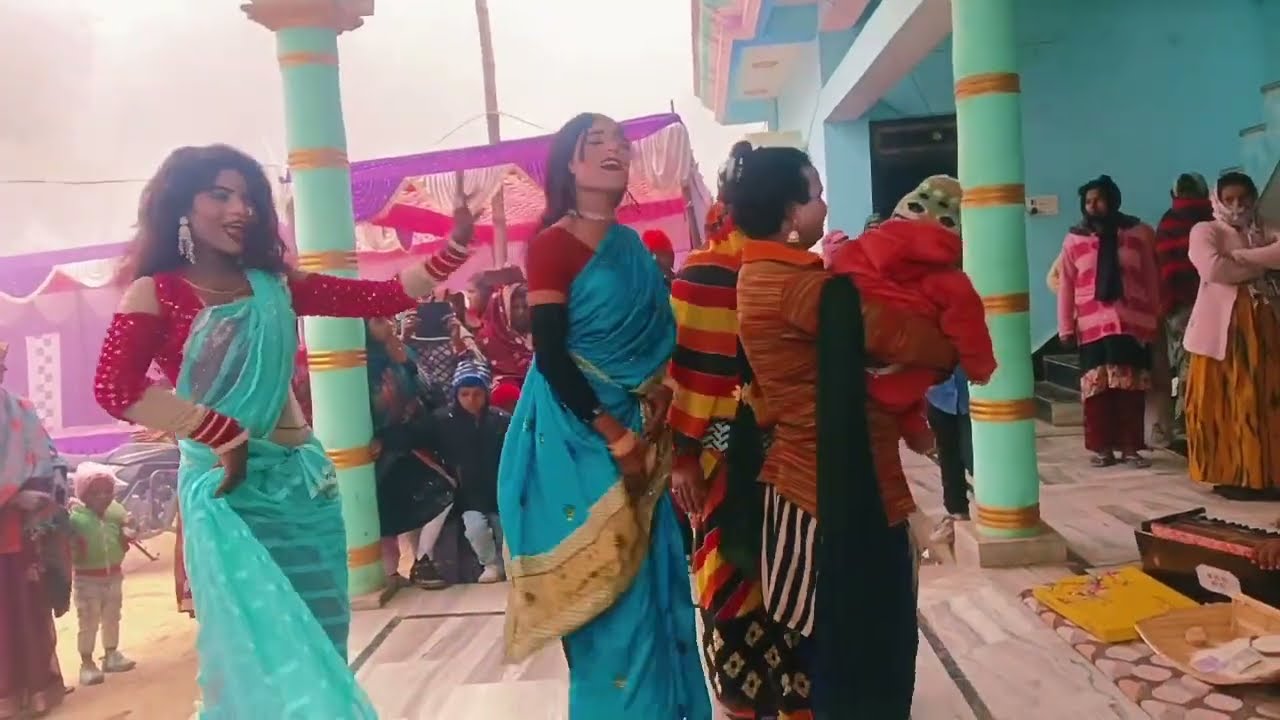  दुर्गेश पांडे कीनौटंकी घर मालिक के घर पर जाकर सोहर हुआ घर मालिक ने कलाकारों को बहुतसम्मान दिए