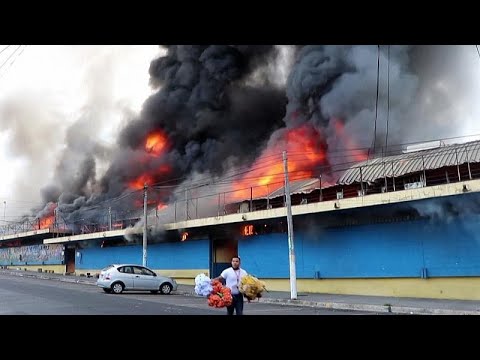 Traders evacuate burning market in El Salvador