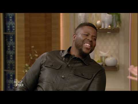 Video: Winston Duke Neto vrijednost: Wiki, oženjen, obitelj, vjenčanje, plaća, braća i sestre