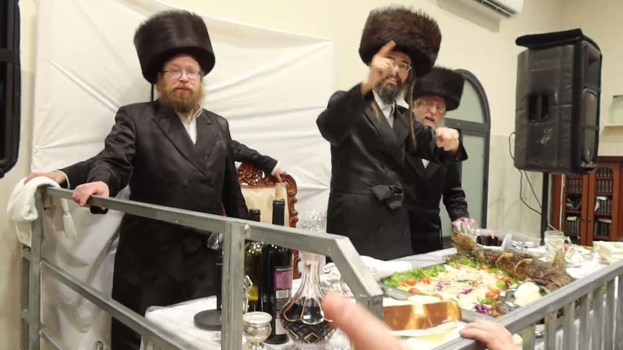 יש בורא עולם - טיש פורים דפרזין