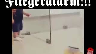 Kind Schreit Wie Fliegeralarm