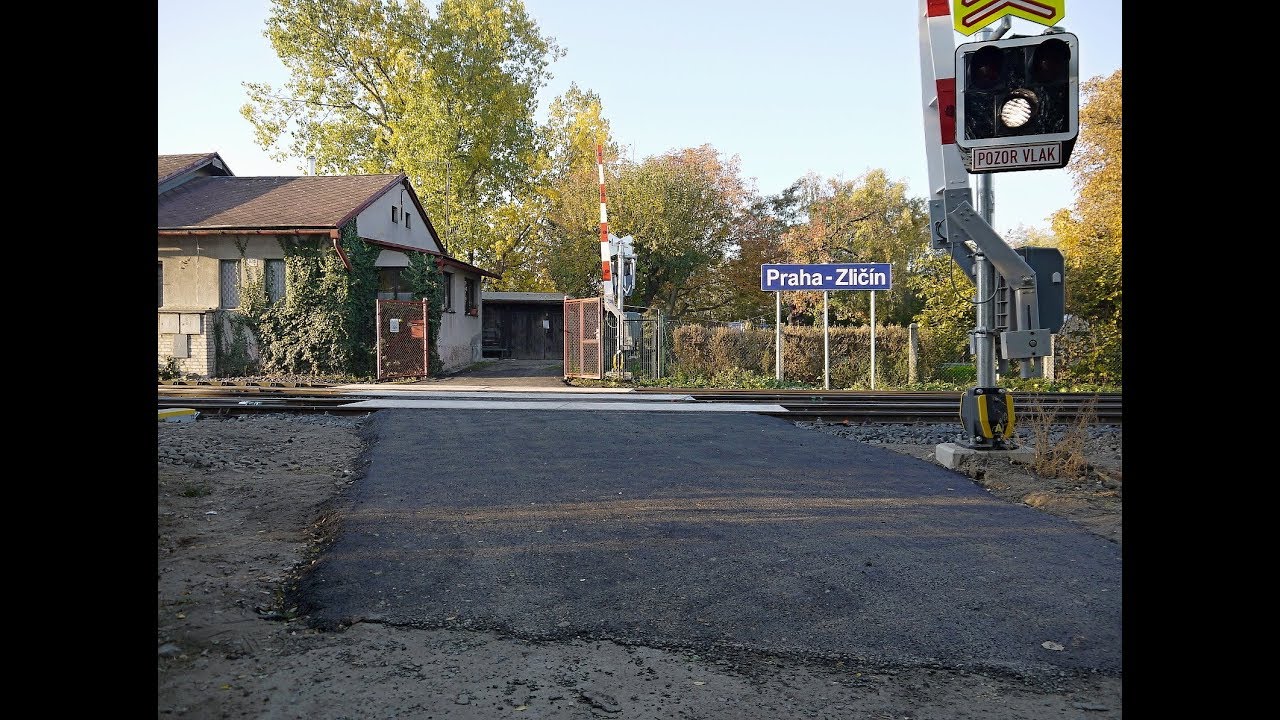 Železniční přejezd P2198 - Praha-Zličín (závory na soukromé zahradě)