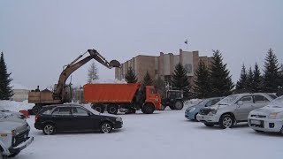 В Первомайском налаи вывозить снег с центральных улиц