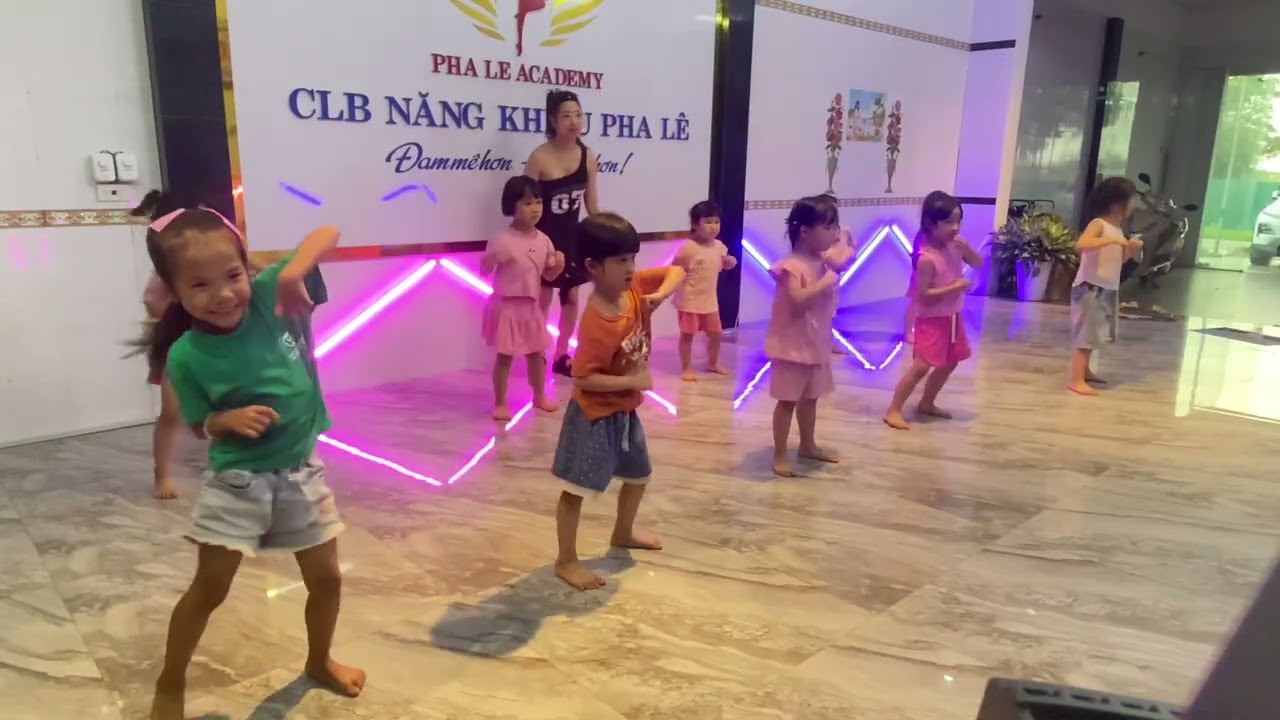 Tập Ava max - CLB pha lê