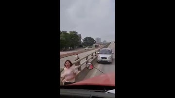 Lái xe ngược chiều đối dấu Container, nữ tài xế xuống xin nhường đường và cái kết