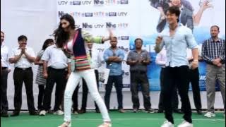 'Chal Wahaan Jaate Hain' Song Tiger Shroff And Kriti Sanon Dancing In The Rain