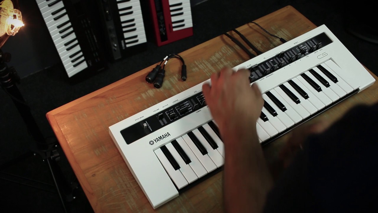 Teclado Sintetizador Yamaha Reface Cs Com Fonte E Cabo Midi