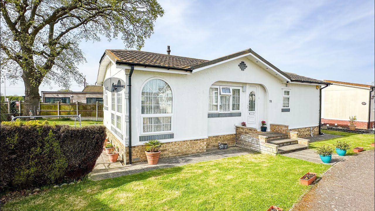 BEAUTIFUL FULLY RESIDENTIAL PARK HOME - The Spinney, Sacketts Grove, Clacton-on-Sea, Essex
