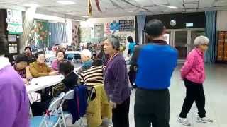 1040112-3翠屏社區關懷據點銀髮族101快樂學園班----憶童玩，玩自己製作的沙包