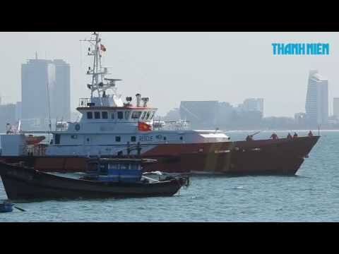 Video Ra Hoàng Sa cứu một lúc 2 người bị nạn khi lênh đênh... - youtube