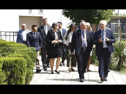 რობერტ რედფილდმა რიჩარდ ლუგარის სახელობის ლაბორატორია დაათვალიერა