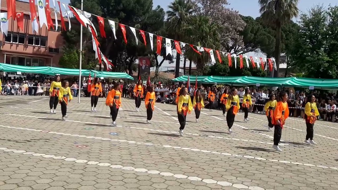 Merkez Ortaokulu Halk Oyunları Gösterisi 23 Nisan 2022