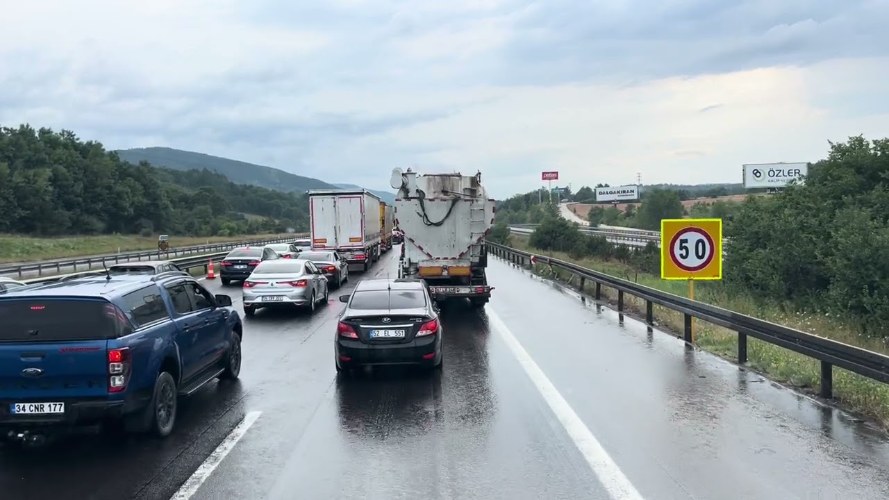 YİNE KALDIK YOLLARDA KENDİNE ÇOK RAHMET OKUTAN VAR BU TRAFİKTE