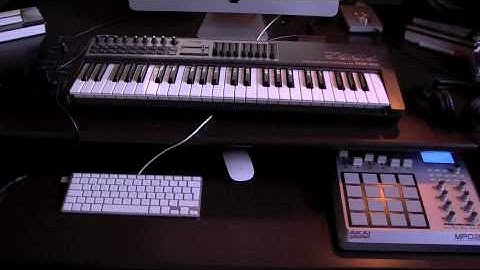 Logic Pro 9 Trance Elek3ctii in studio making "Symbols"