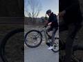 Wheelie Fahren CANYON NEURON ON CF 9 Warm Up Für Die Saison 2024 Canyon Sram Dtswiss Mudguard