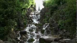 Der Viktoriapark in Berlin Kreuzberg. mit Wasserfall und Schinkel-Denkmal