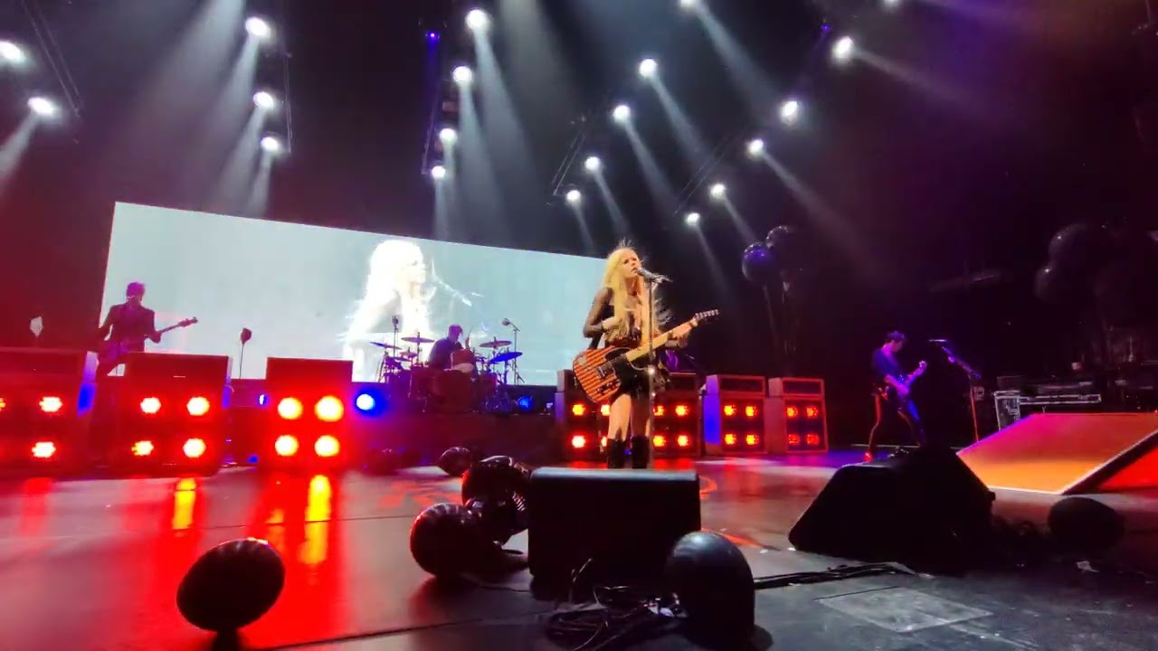 Avril Lavigne Bite Me Tour 2022 Live in Calgary - 06 - My Happy Ending