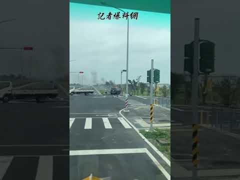 桃園大園區休旅車與小貨車相撞起火。