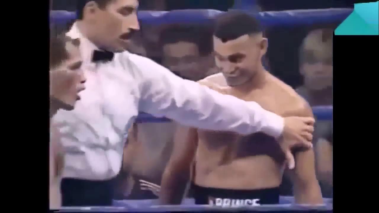 Танцующий боксер на ринге