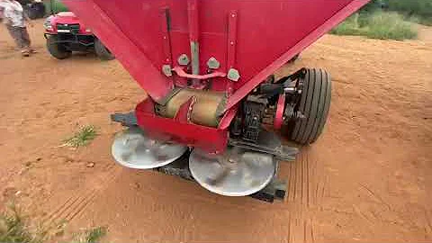 LOT 54: ROVIC RF 3000 FERTILIZER SPREADER