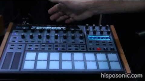 Dave Smith muestra la caja de ritmos Tempest