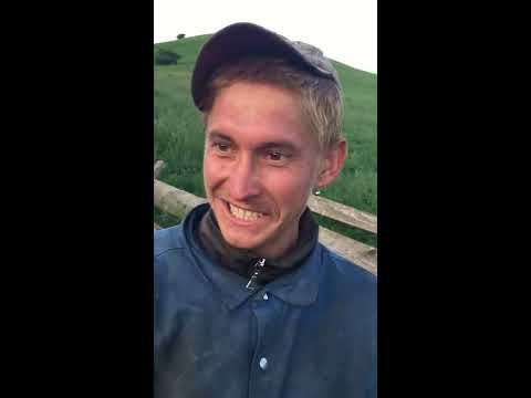 Ion smecherul isi cauta gagica cu troaca cat sapca lui
