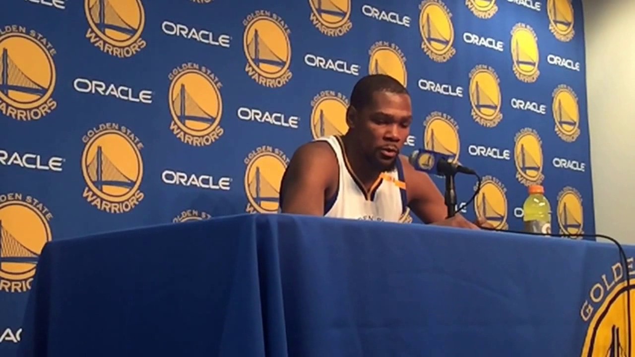 Stephen Curry, Kevin Durant double-team a reporter asking about his squatting