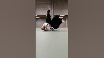 Ushiro Ukemi in Aikido | crossing view