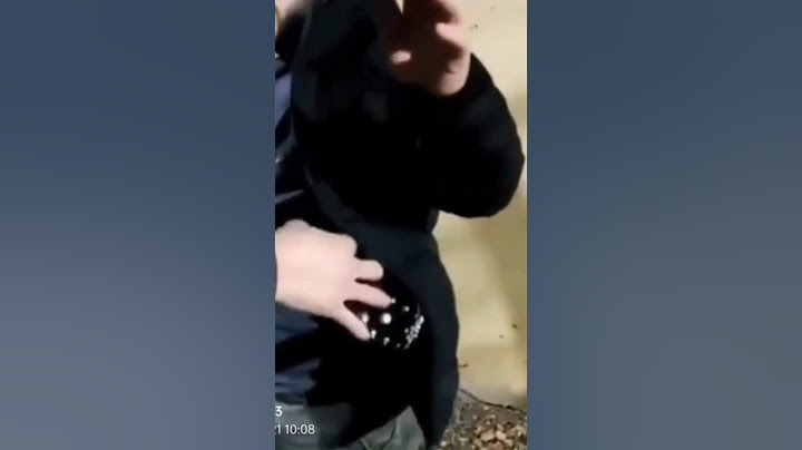 Bekçiler şüphelendikleri kişiye arama yapıyor ve kemer görünümlü kılıç çıktı...