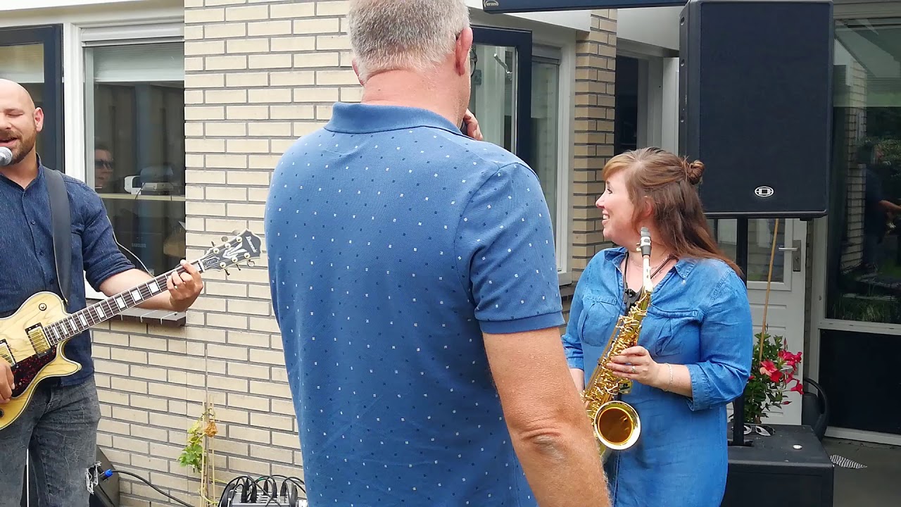 Als ze er niet is - De Dijk - cover - line -out - YouTube