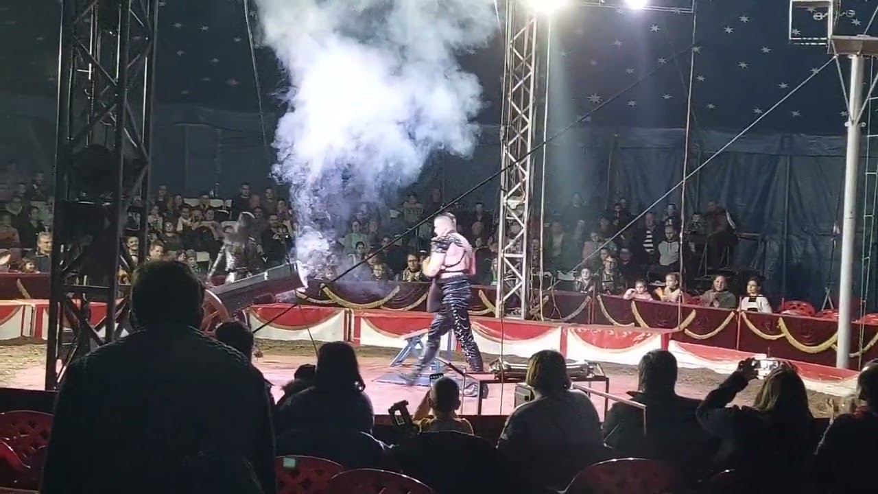 Ádám Krisztián,  Ágyú golyó elkapása,  (Herkules) Magyar Nemzetközi Nagycirkusz.