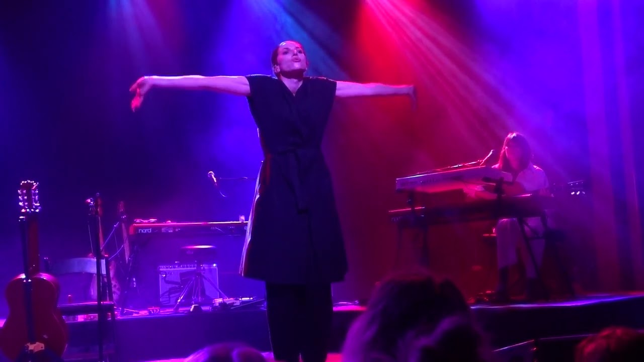 Aldous Harding "Blend, She'll Be Coming Round the Mountain" Live @Webster Hall, NYC 06.09.22