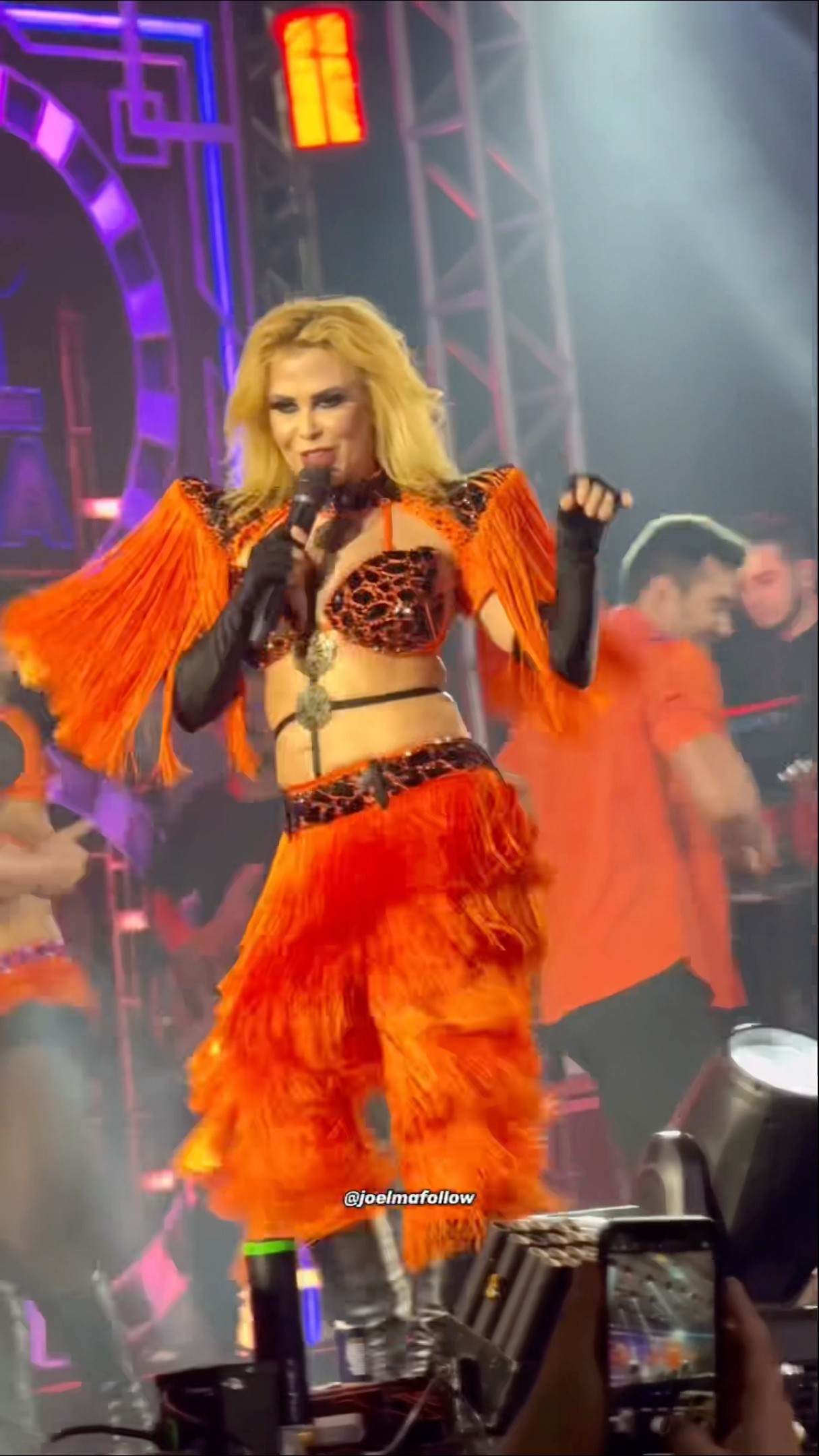 Joelma usa novo figurino em show