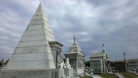 Why are new orleans cemeteries above ground