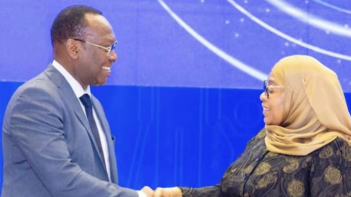 VIDEO: RAIS SAMIA NA FREEMAN MBOWE WALIVYOPIGA PICHA YA PAMOJA WAKISALIMIANA UZINDUZI WA DIRA 2050