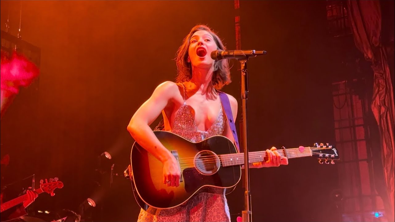 Gracie Abrams (Live) - Blowing Smoke (New York, NY - Radio City Music Hall) (10/14/2024)