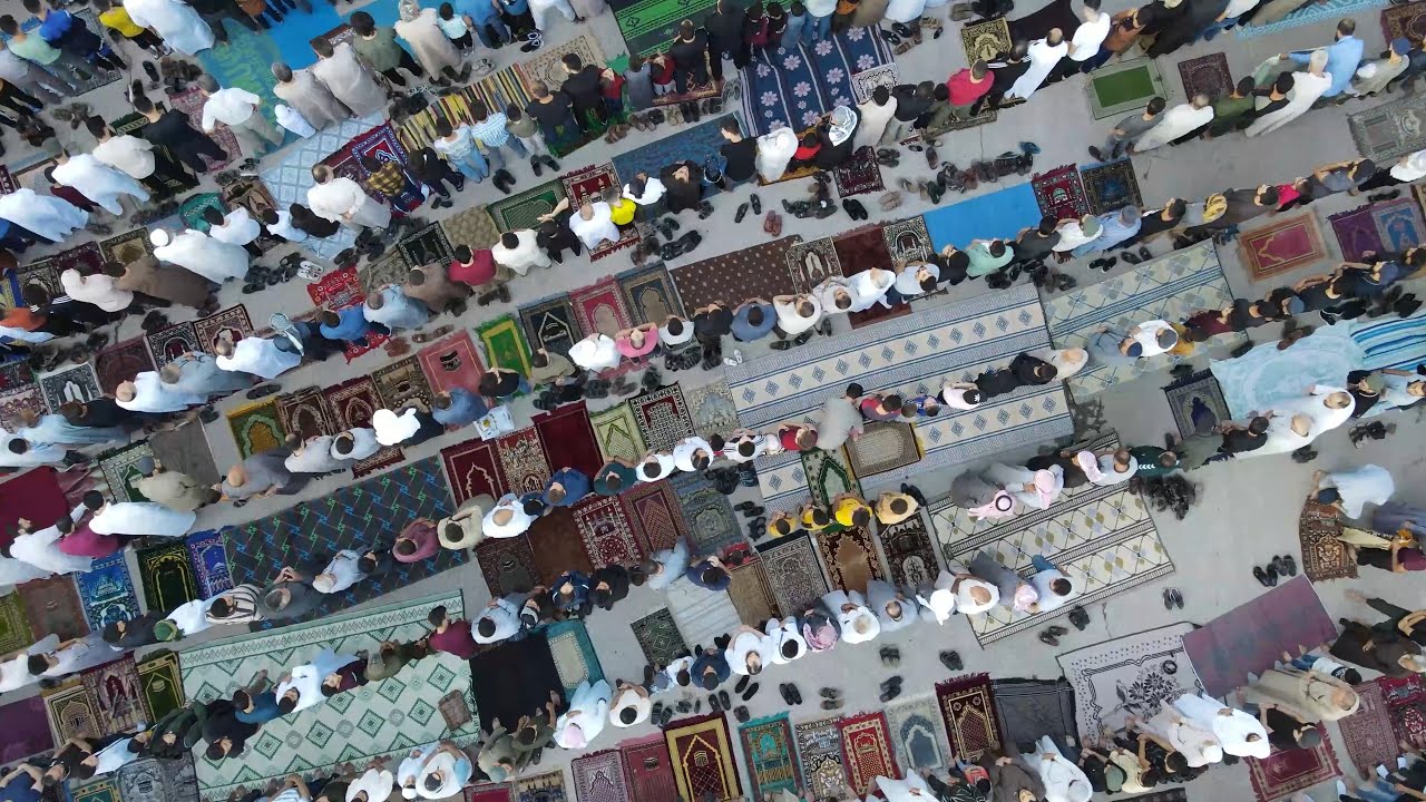 صلاة عيد الأضحى المبارك من ساحة الملعب البلدي وسط مدينة إدلب