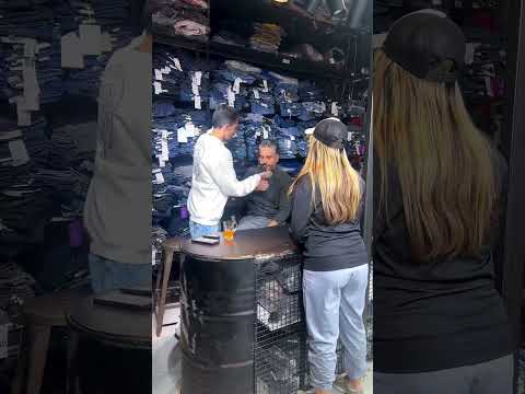 این خانم دقیقا داره تست می کنه که اعصاب فروشنده ها چقدره