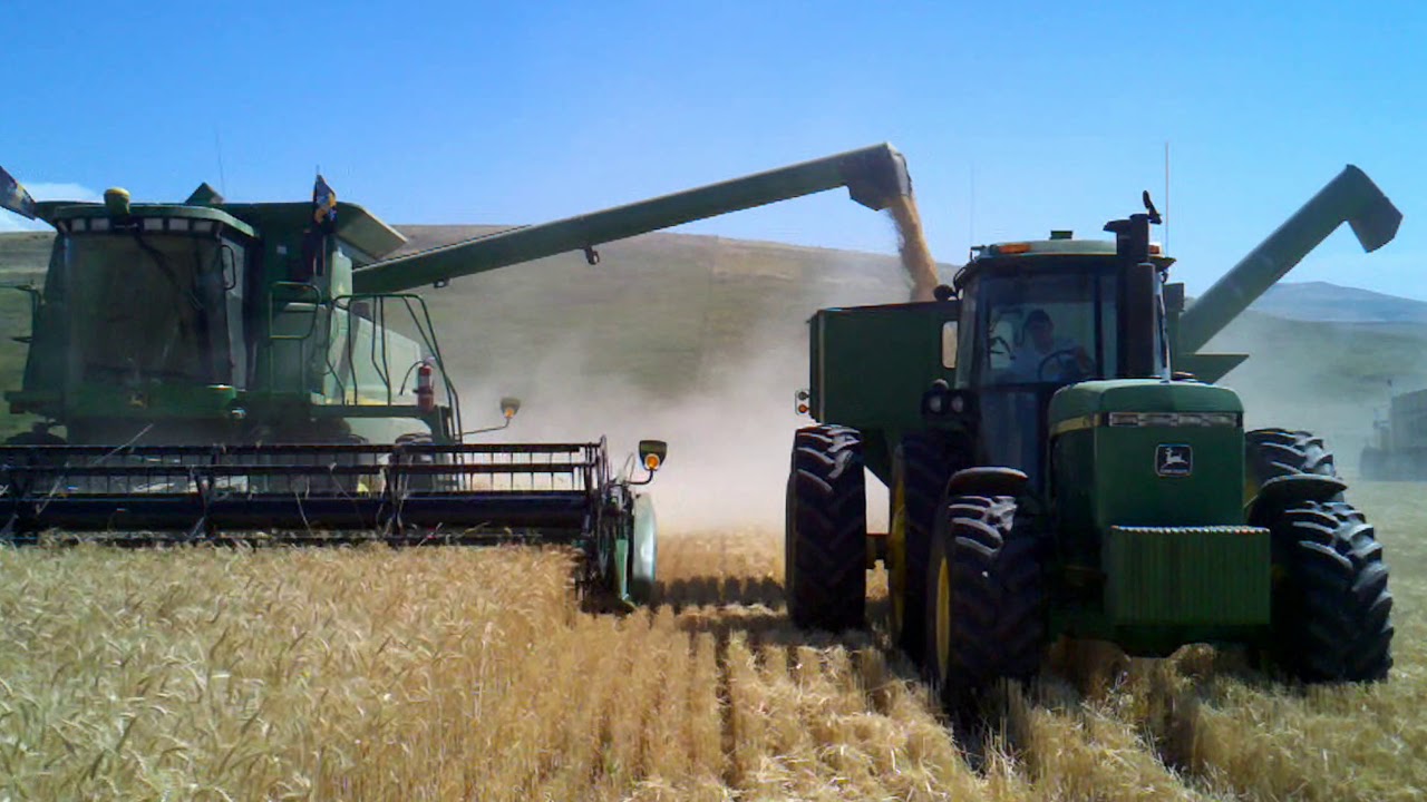 John Deere Combine Unloading on Go in Field with GPS