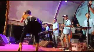 Penyanyi Kelihatan Anu Nya