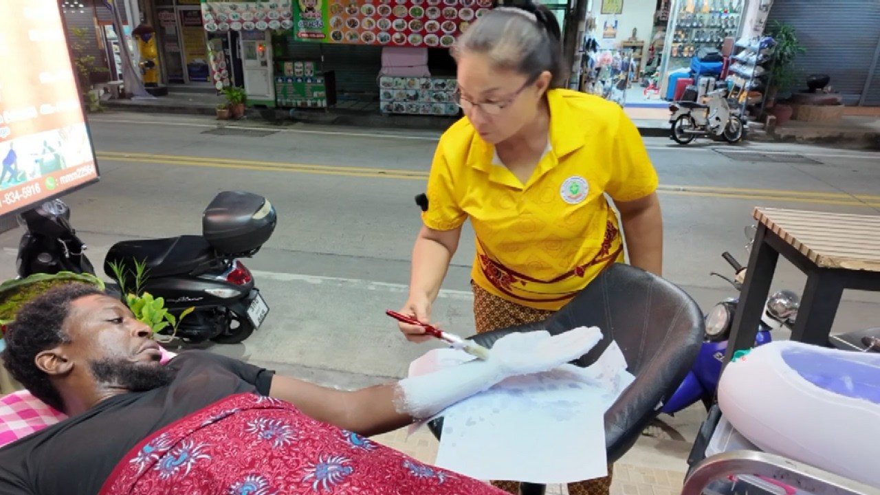 💆‍♂️ Thai Street Side Massage – Hand Spa & Leg Treatment with Paraffin Wax – Pattaya 🇹🇭