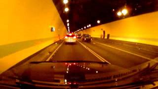 國道3中和隧道追撞20111207..開車要保持安全車距呀!不然會跟我一樣