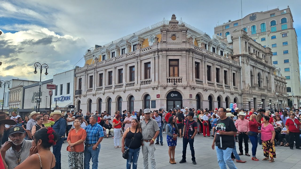 regresamos con toda la alegria del domingo. a seguir bailando.