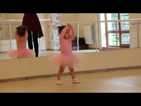 Nia, 2 years old - first ballet lesson /ნიას ბალეტის გაკვეთილი #lifewithmynia
