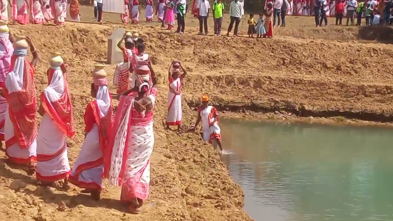 जल छाजन शोभा यात्रा कि झलकियां तालाब से जल लेते महिलाएं