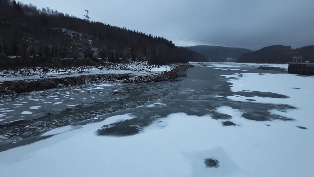 Gefrorenes Unterbecken – Winterstimmung im Pumpspeicherwerk Markersbach
