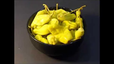 Whats the difference between banana peppers and pepperoncini?